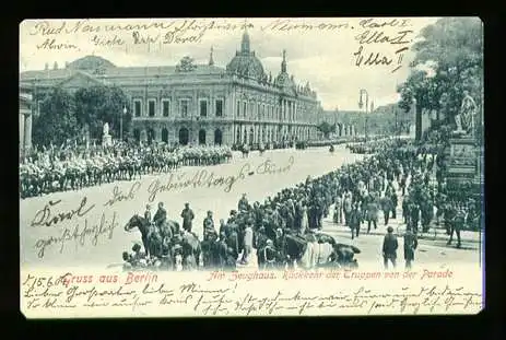 Berlin. Am Zeughaus. Rückkehr der Truppen von der Parade