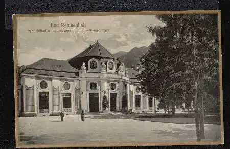 Bad Reichenhall. Wandelhalle im Kurgarten mit Lattengebirge