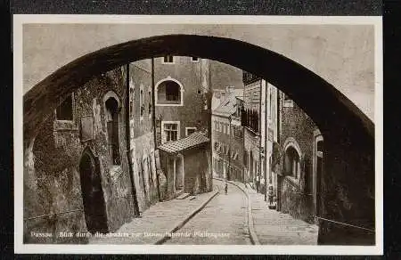 Passau. Blick durch die abwärts zu Donau führende Pfaffengasse