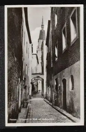 Passau. Höllgasse mit Blick auf Rathausturm