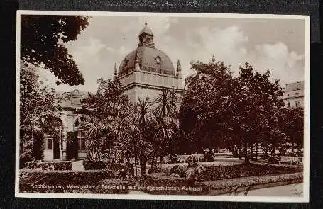 Wiesbaden. Kochbrunn. Trinkhalle mit windgeschützten Anlagen