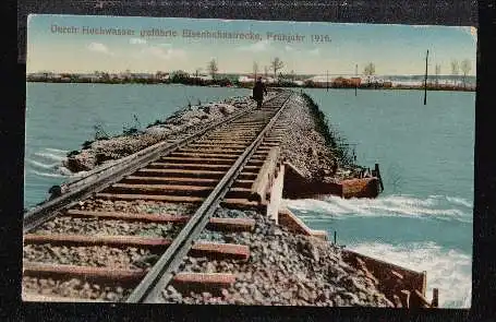 Hochwasser. Durch Hochwasser geführte Eisenbahnstrecke