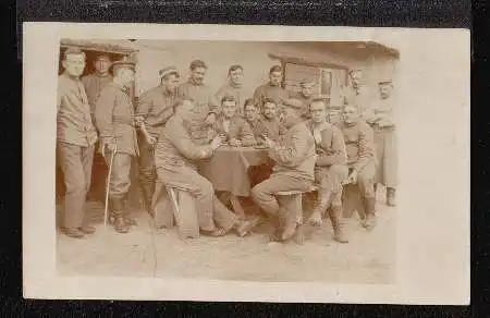 Kartenspiel. Soldaten spielen Karten. I Weltkrieg