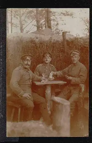 Soldaten spielen Karten. Orig. Foto. I Weltkrieg