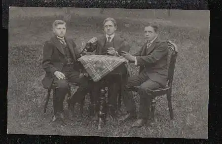 Drei Jungs spielen Karten