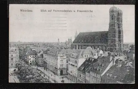 München. Blick auf Promenadeplatz und Frauenkirche