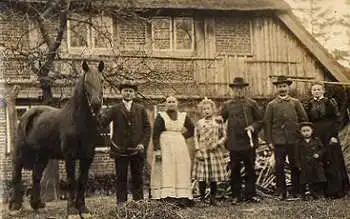 Familie mit Pferd. Foto ca. 1910