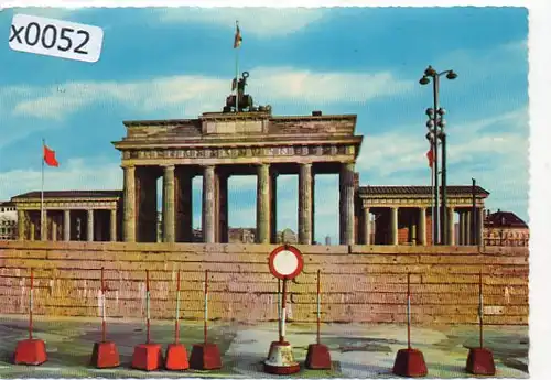 x00052; Berlin. Blick aus das Brandenburger Tor nach dem 13 August 1961- (PLZ 10000)