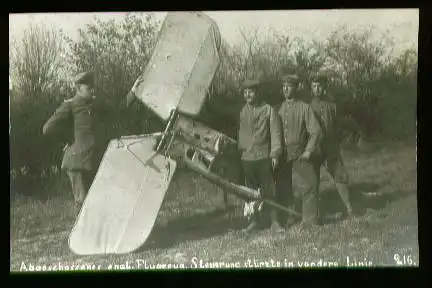 x00153; Abgeschossener engl. FlugzeugSteuerung stürtze in vordere Lnie.