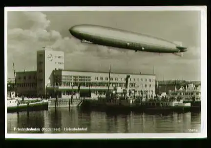 x00243; Zeppelin über Friedrichshafen (Bodensee). Hafenbahnhof.