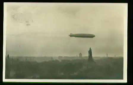 x00249; Graf Zeppelin in Hamburg. Bismarckdenkmal.