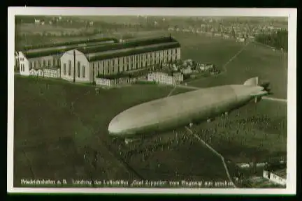 x00251; Friedrichshafen a.B Landung des Luftschiffes Graf Zeppelin vom Flugzeug aus gesehen.