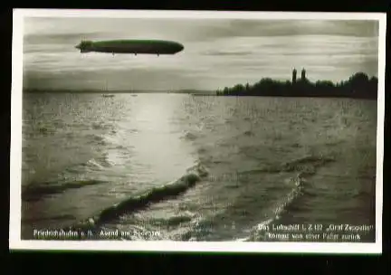 x00263; D. Luftschiff Graf Zeppelin kommt von einer Fahrt zurück. Friedrichshafen a.B. Abend am Bodensee.