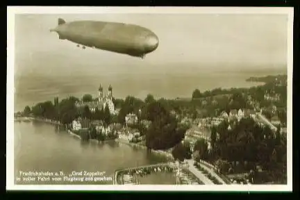x00285; Friedrichshafen a. B Graf Zeppelin in voller Fahrt vom Flugzeug aus gesehen.