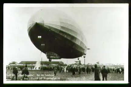 x00299; Graf Zeppelin bei der Landung. Das Luftschiff lässt Wasserballast ab. Keine AK.