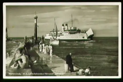 x00323; Warnemünde. Mole mit einfahrendem Fährschiff Schwerin.