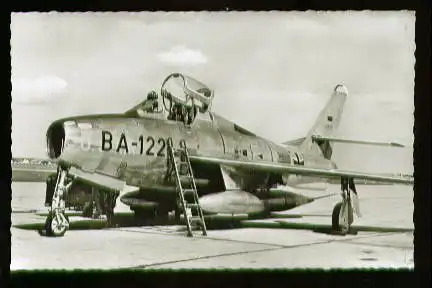 x00385; Die Bundeswehr. Jagdbomber FR 84 F.