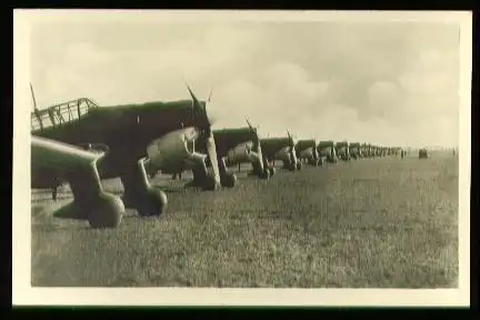 x00444; Junkers Ju87 Sturzkampfflugzeuge (Stuka) klar zum Einsatz.