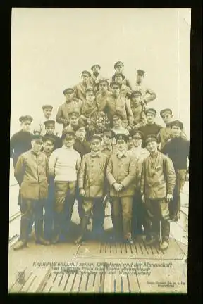 x00710; Kapitän König mit seinen Offizieren und der Mannschaft an Bord des Prachtbootes Deutschland nach dem eintreffen auf der Wesermündung.