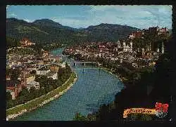 x01905; Salzburg, die Festspielstadt Altstadt mit Salzach und Hohensalzburg.