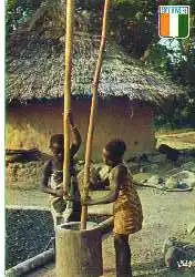 x04389; COTE D&#039;IVOIRE. Jeunes pileuses.