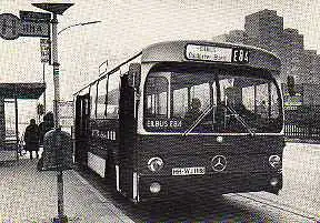 x05419; Hamburg. Eilbus Linie E84.im Neubaugebiet Osdorfer Born.