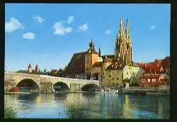x07957; Regensburg. Donaupartie an der Steinernen Brücke mit Blick zum Dom.