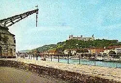 x12253; Würzburg. Am alten Kranen unterhalb der alten Meinbrücke mit Main und Festung Marienberg.