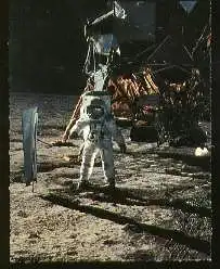 x13353; Menschen auf dem Mond.