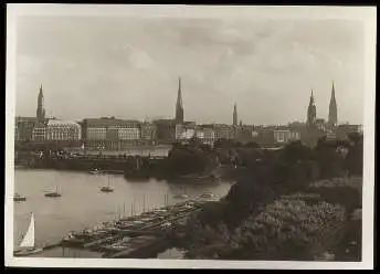 x13438; Hamburg. Lombardsbrücke und Türme der Stadt.