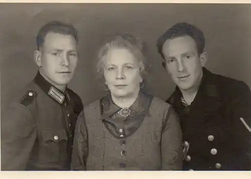x13702; Familienfoto. Uniform