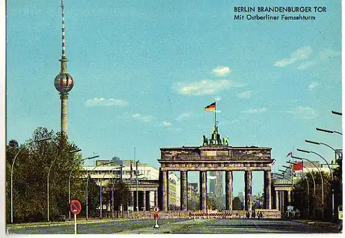 x15449; Berlin. Brandenburger. Mit Ost Berliner Fernsehturm.
