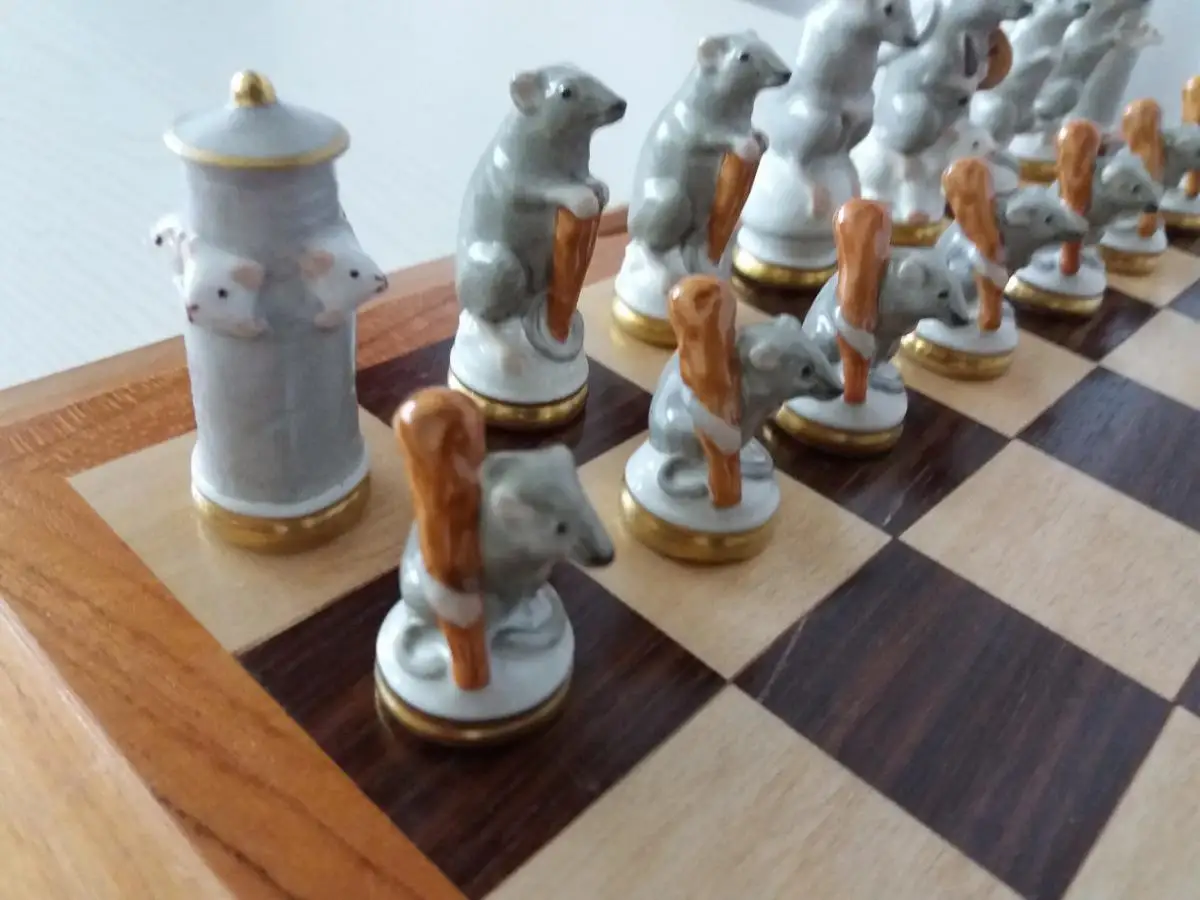 Vintage Schachfiguren Schachspiel aus Porzellan Mäuse und Frösche Manufaktur Ernst Bohne Rudolstadt um 1900 4