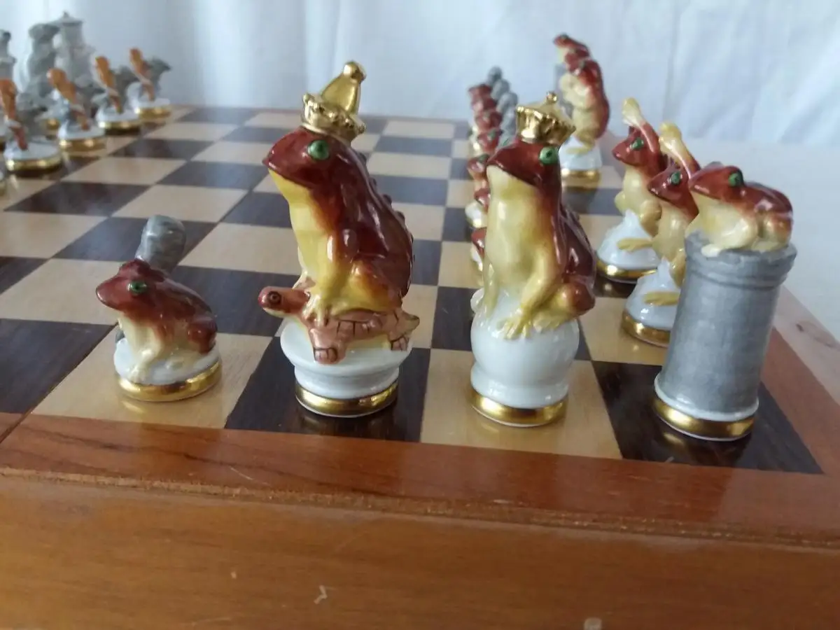 Vintage Schachfiguren Schachspiel aus Porzellan Mäuse und Frösche Manufaktur Ernst Bohne Rudolstadt um 1900 7