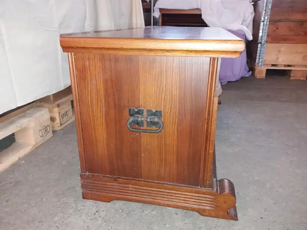 schwere Truhe mit Schnitzereien im maurischen Stil 1