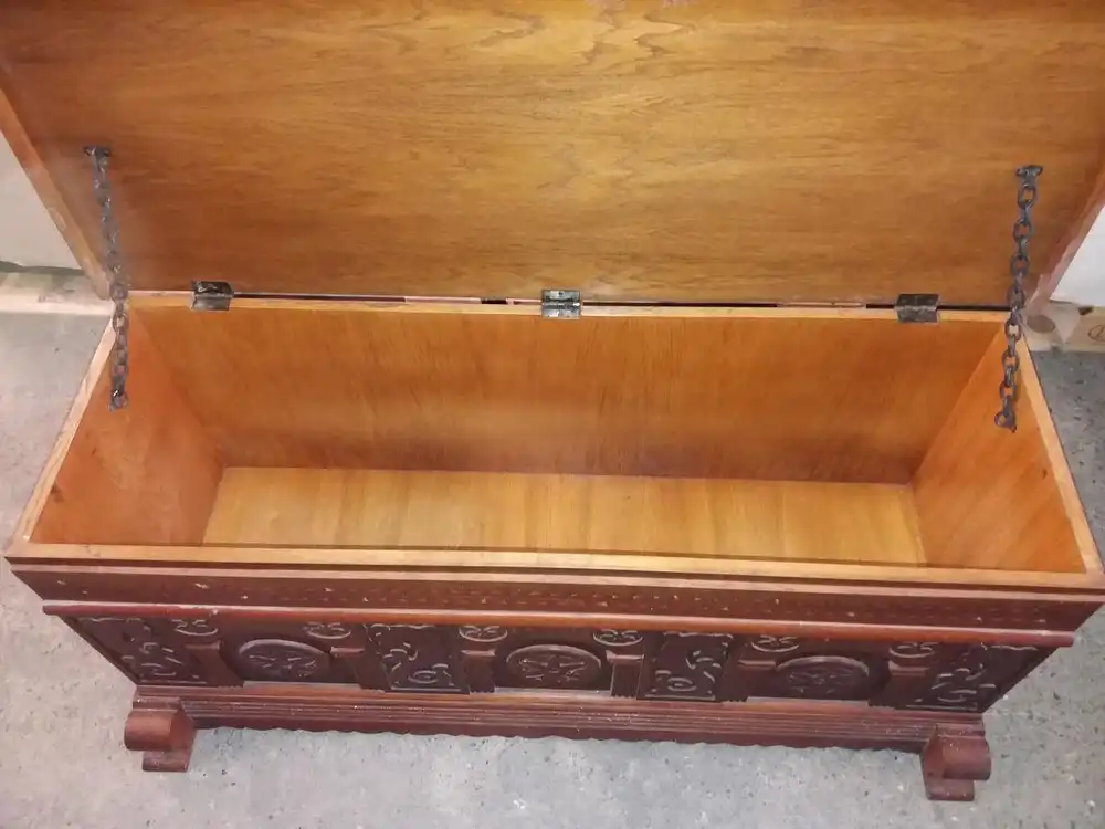schwere Truhe mit Schnitzereien im maurischen Stil 2