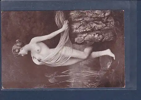 Photo AK Nackte Frau stehend mit Tuch 1920