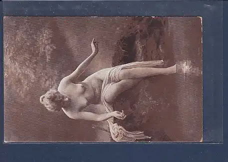 Photo AK Nackte Frau sitzend mit Tuch 1920
