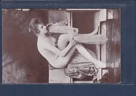 Photo AK Nackte Frau sitzend mit Tuch 1920