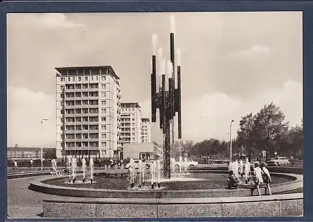 AK Halle Röhrenbrunnen und Hochhäuser in der Leninallee 1969