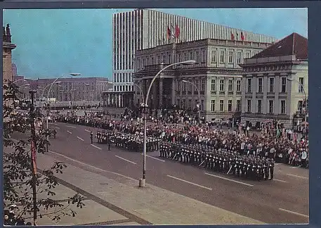 AK Berlin Großer Wachaufzug der Nationalen Volksarmee am Mahnmal 1977