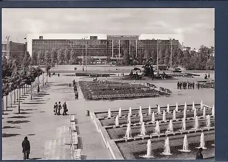 AK Berlin Anlagen vor dem Fernsehturm Blick zum Palast der Republik 1975