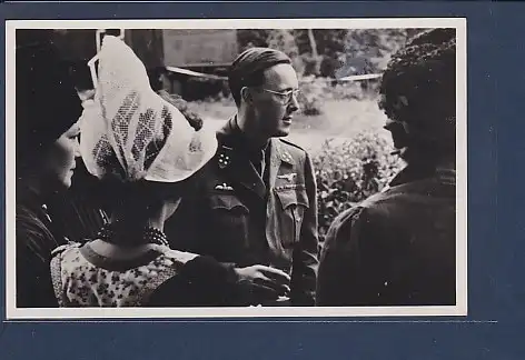 AK Z.K.H Prins Bernhard omringd door Gooische schoonen 1950