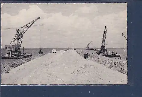 AK Dijkbouw Z. Flevoland Het afwerken van de zandbelopen en het aanbrengen van de keileembekledingen 1960