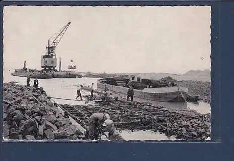 AK Dijkbouw Z. Flevoland  Het storten van basaltstenen op een zinkstuk 1960