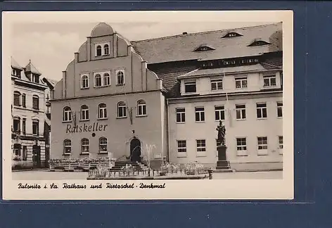 AK Pulsnitz i. Sa. Rathaus und Rietzschel Denkmal 1957