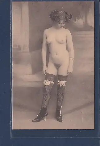 AK Erotik Nackte Frau stehend