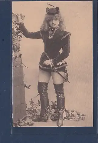 AK Erotik Frau stehend in Kleid