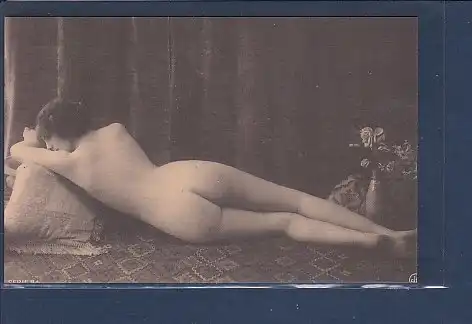 AK Erotik Frau liegend auf Kissen nackt