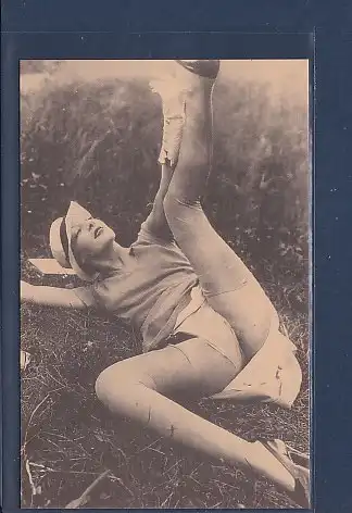 AK Erotik Frau liegend mit gestrecktem Bein